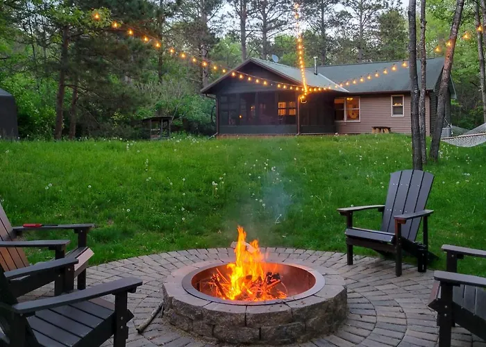 Cabin With Kayaks Situated On The Wisconsin River!